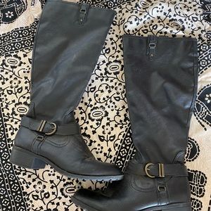 gorgeous black boots 💕